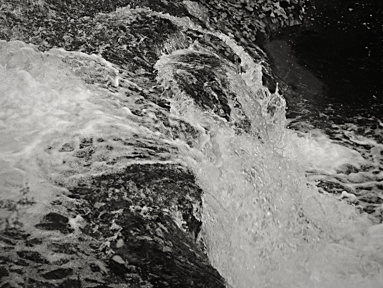 Dynamic Water Flows Gracefully Over Rocky Terrain, Capturing Nature's Raw Energy Karlton McIver Fotografie zu verkaufen