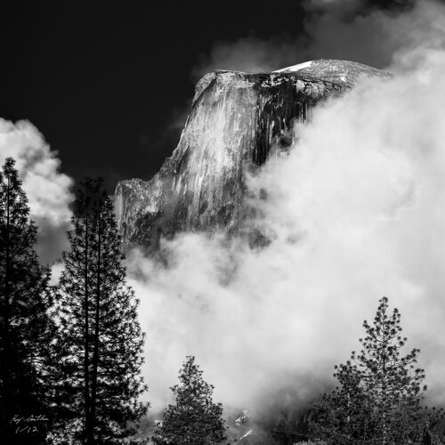 Half Dome in Clouds - Limited Edition 1 of 12 - Landscape Photography Print - California, America Series von Roy Gonthier, Fotografie kaufen auf Singulart