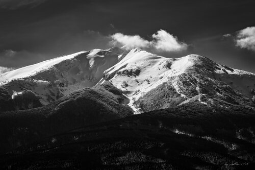 Glory Revealed - Limited Edition 1 of 15, Iwaki Mountain Landscape Photography Print - Japan series von Roy Gonthier, Fotografie kaufen auf Singulart