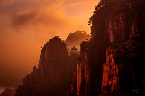 Yellow Mountain Pinnacle Glow – Limited Edition 1 of 15, Landscape Photography Print – China Series von Roy Gonthier, Fotografie kaufen auf Singulart