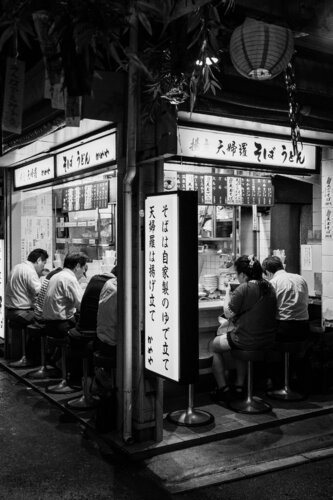 Eating out in Shinjuku van Olivier Schram, Fotografie te koop op Singulart