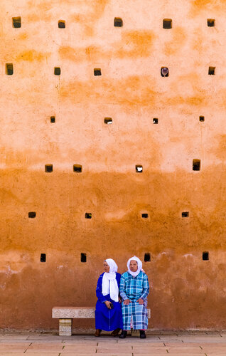 The couple and the pigeon von Olivier Schram, Fotografie kaufen auf Singulart