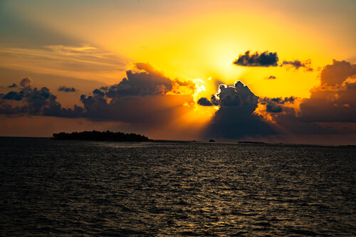 Sunset Atoll di Heather Hollis, Fotografia in vendita su Singulart