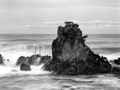 Stormy Coastal Shrine – Black and White Fine Art Print von Kevin Moore, Fotografie kaufen auf Singulart