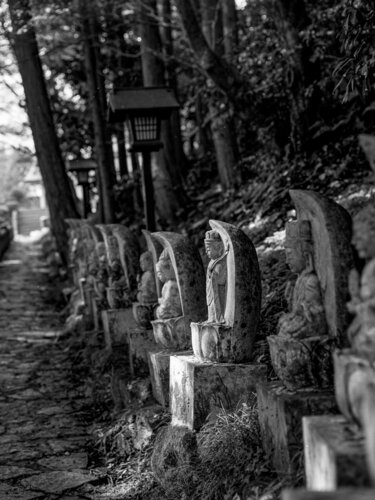 Sunlight on Jizo Buddha – Black and White Buddhist Art Print von Kevin Moore, Fotografie kaufen auf Singulart