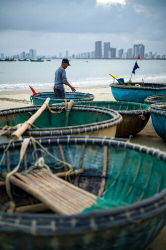 Tides of Tradition: A Fisherman’s Quiet Moment in Vietnam von Kevin Moore, Fotografie kaufen auf Singulart