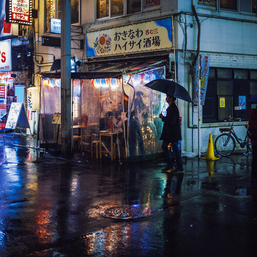 Rain and Lanterns, Ueno Tokyo di Kevin Moore, Fotografia in vendita su Singulart