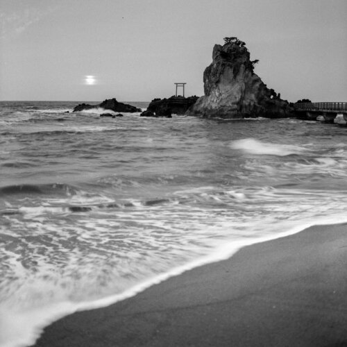 Moonrise Over Bentenjima - Fine Art Black and White Print di Kevin Moore, Fotografia in vendita su Singulart