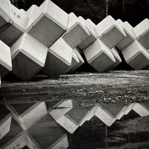 Mirror Mass — Tetrapod Reflection Japan Fine Art Print von Kevin Moore, Fotografie kaufen auf Singulart