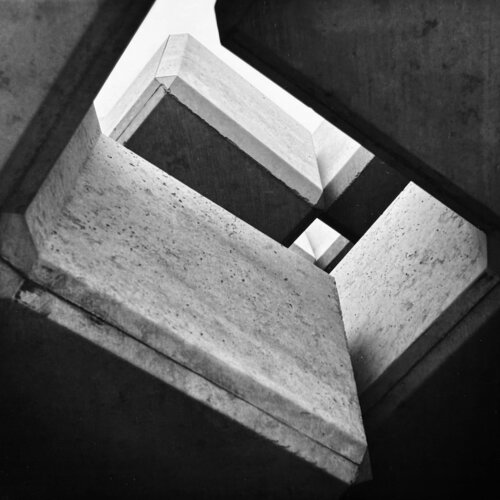 Japanese Tetrapod Print – Black and White Photography from Iwaki Japan von Kevin Moore, Fotografie kaufen auf Singulart