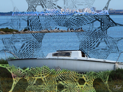 Bateau au repos sous le regard des oiseaux (24-08-2022) von Raphaël Galante, Druck kaufen auf Singulart