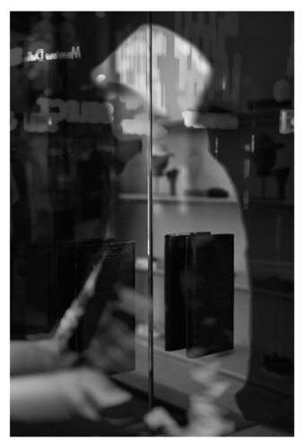Nacht im Schaufenster di Folker Reinhold Peter Pritsch, Fotografia in vendita su Singulart