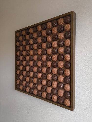 Golfball Kunst im Schattenfugenrahmen Schachbrettmuster by Noah Hummer, 조각 for Sale on Singulart