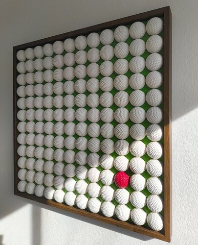 Golfball Kunst mit rotem Golfball auf grünem Hintergrund in Schattenfugenrahmen de Noah Hummer, Escultura a la venta en Singulart