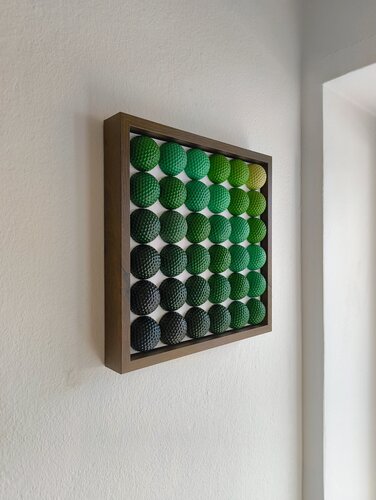 Golfskulptur – Grüner Farbverlauf im Wallnussrahmen 28,5 x 28,5 cm van Noah Hummer, Beeldhouwwerk te koop op Singulart