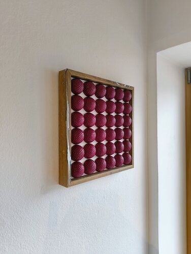 Golfskulptur – Weinrote Kunst im Eichenrahmen mit Zinn 28,5 x 28,5 cm van Noah Hummer, Beeldhouwwerk te koop op Singulart