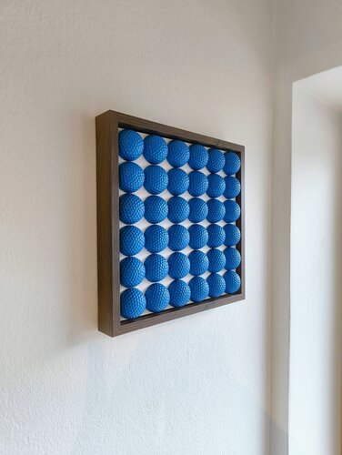 Golfskulptur – Blaues Kunstwerk im Wallnussrahmen 28,5 x 28,5 cm van Noah Hummer, Beeldhouwwerk te koop op Singulart