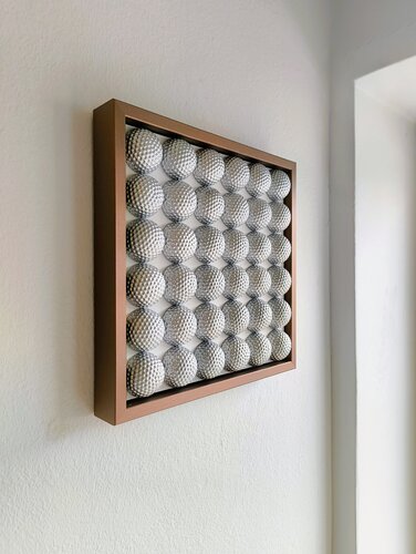 Golfskulptur – Silbernes Kunstwerk im Kupferrahmen 28,5 x 28,5 cm van Noah Hummer, Beeldhouwwerk te koop op Singulart