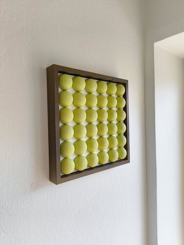 Golfskulptur – Hellgrünes Kunstwerk im Wallnussrahmen 28,5 x 28,5 cm de Noah Hummer, Escultura a la venta en Singulart