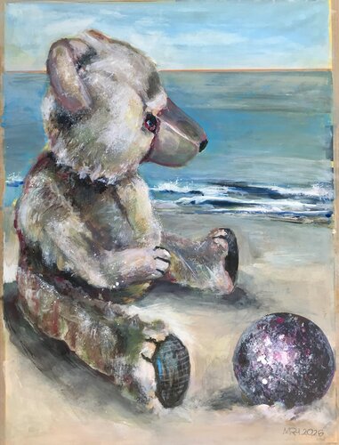 Der stille Strandfreund: Teddy am Strand mit Kugel par Michael Rehr-Hoffmann, Peinture en vente sur Singulart