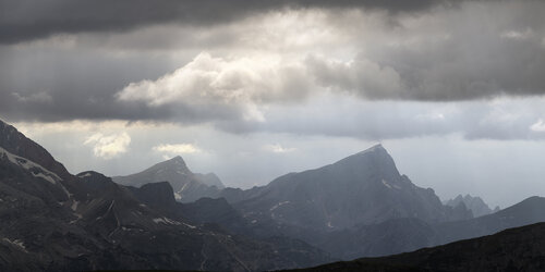 The Evening Rays Over Dolomites par Michael Lesiv, Photographie en vente sur Singulart
