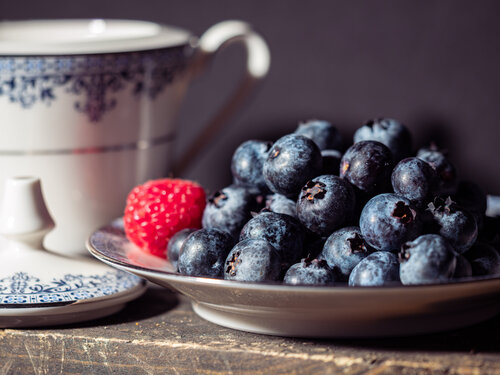 Perfect Breakfast - Blueberries and Raspberries von Robert Niemeier, Fotografie kaufen auf Singulart