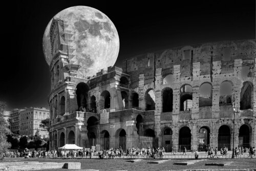 Moon over Colisseum di Robert Niemeier, Fotografia in vendita su Singulart