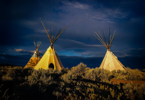 Golden Hour Teepees, Taos, New Mexico in an approaching storm von Robert Niemeier, Fotografie kaufen auf Singulart