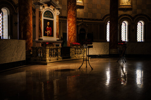 Chapel Light Sacred Reflections in Marble and Glass von Robert Niemeier, Fotografie kaufen auf Singulart