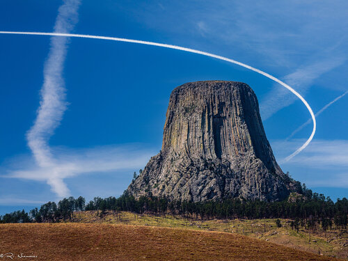 Airspace and Stone, Devils Tower Under the Arc von Robert Niemeier, Fotografie kaufen auf Singulart