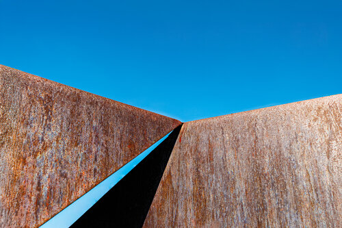 Rust Meets Sky – Minimal Abstract Geometry von Robert Niemeier, Fotografie kaufen auf Singulart