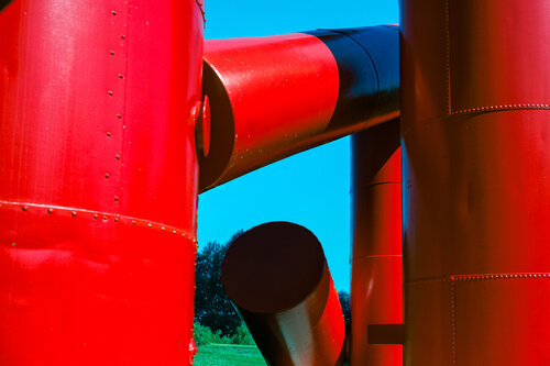 Intersecting Red Sculpture Against Blue Sky von Robert Niemeier, Fotografie kaufen auf Singulart
