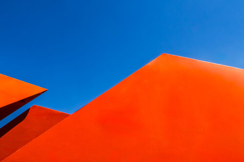 Bold Geometry Against Blue Sky de Robert Niemeier, Fotografía a la venta en Singulart