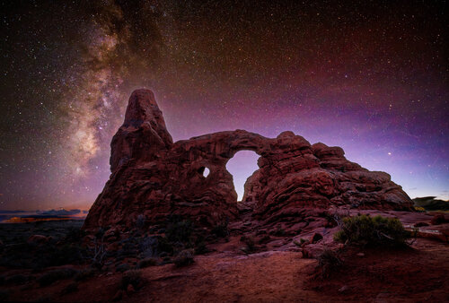 Turret Arch Beneath the Milky Way – Arches National Park Nightscape von Robert Niemeier, Fotografie kaufen auf Singulart