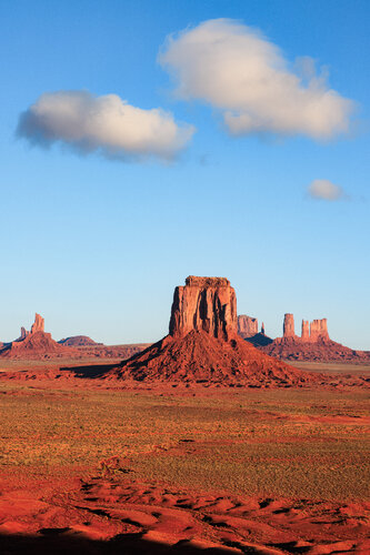 Monument Valley Sunrise — Desert Monoliths in Golden Light von Robert Niemeier, Fotografie kaufen auf Singulart