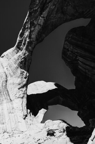 Double Arch, Arches National Park – Black & White Stone Symphony van Robert Niemeier, Fotografie te koop op Singulart