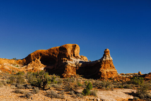 Dragon Arch Sentinel — Arches National Park Desert Stone Formation van Robert Niemeier, Fotografie te koop op Singulart