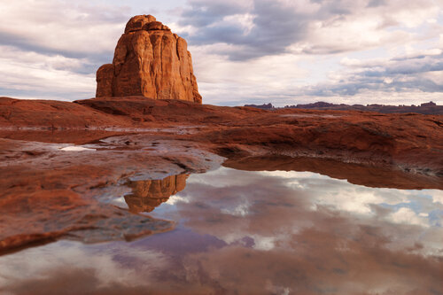 Desert Monolith After Rain – Arches National Park Reflection Landscape von Robert Niemeier, Fotografie kaufen auf Singulart