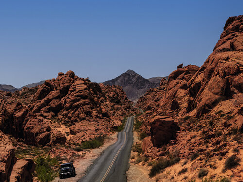 Valley of Fire Desert Road with Jeep — Fine Art Landscape Photography by Robert N Photographer von Robert Niemeier, Fotografie kaufen auf Singulart