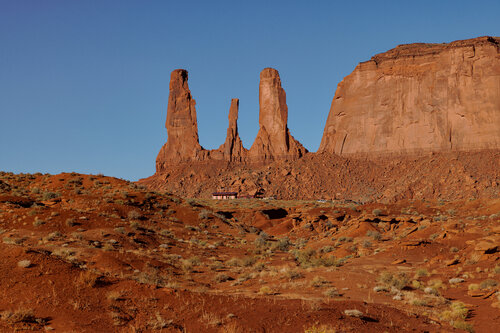 Three Sisters — Monument Valley Light van Robert Niemeier, Fotografie te koop op Singulart