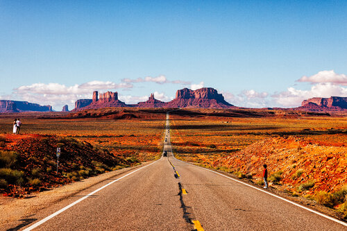 Run Forest — Monument Valley Road by Robert N Photographer di Robert Niemeier, Fotografia in vendita su Singulart