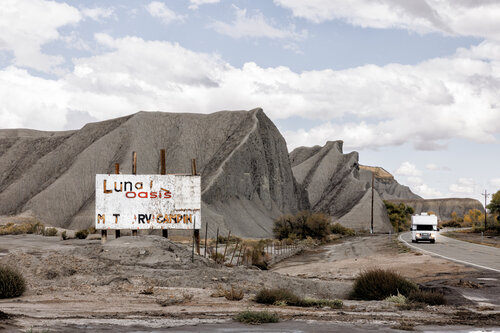 Luna Oasis — Western Roadside Americana di Robert Niemeier, Fotografia in vendita su Singulart