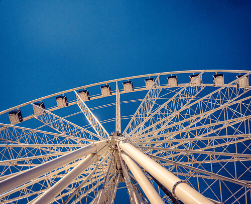 Ferris Wheel Geometry – Modern Minimalist Architecture Against a Perfect Blue Sky van Robert Niemeier, Fotografie te koop op Singulart