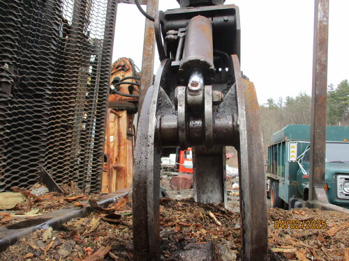 Wood chips on lumber truck. di Ben Hotchkiss, Stampa in vendita su Singulart