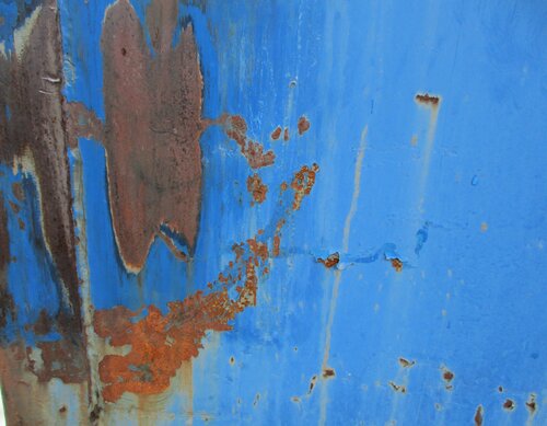 Blue paint in metal. di Ben Hotchkiss, Fotografia in vendita su Singulart