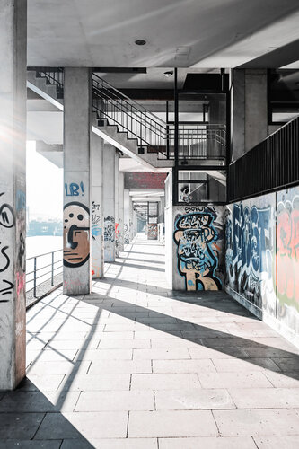 River Tunnel by Markus Hertrich, 사진 for Sale on Singulart