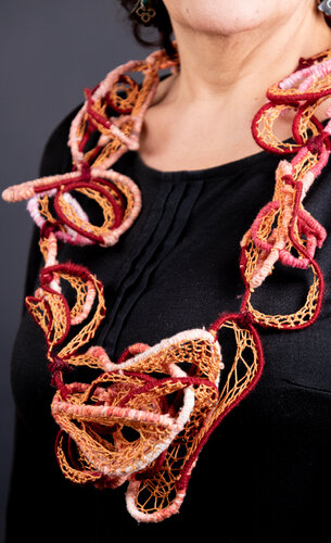 Collar  coralino de Luz Angela Medina, Téxtil a la venta en Singulart