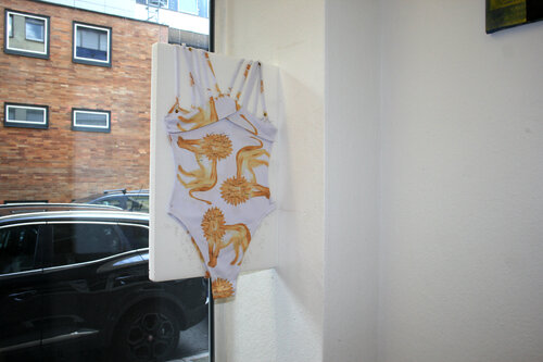 Taming a lion von Katharina Gruber, Zeichnungen kaufen auf Singulart