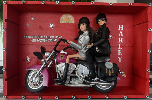 Pop art  Barbie on Harley Davidson does chase men she drives them... von RAPH, Skulptur kaufen auf Singulart