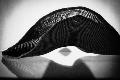 A Lady's Straw Hat von Hua Huang, Fotografie kaufen auf Singulart